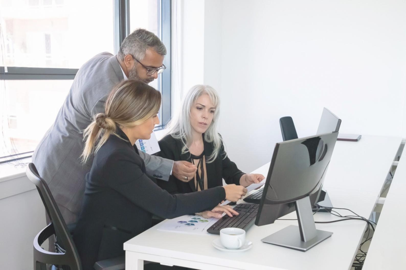 Person bei der Finanzplanung mit Laptop und Notizen